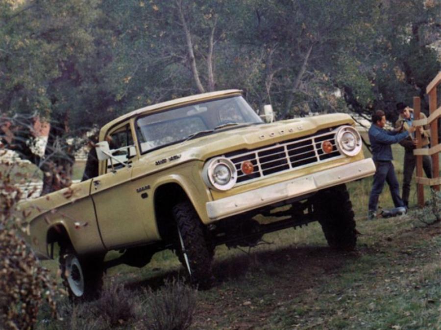  Dodge W200 Power Wagon Sweptline Pickup 1966 года  (фото 1 из 1)